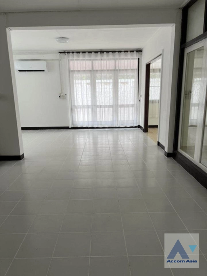 5  4 br House For Rent in phaholyothin ,Bangkok MRT Lat Phrao AA41843