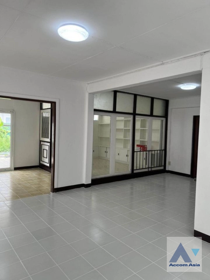 4  4 br House For Rent in phaholyothin ,Bangkok MRT Lat Phrao AA41843