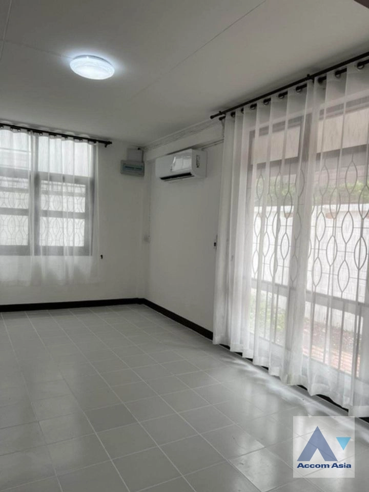 7  4 br House For Rent in phaholyothin ,Bangkok MRT Lat Phrao AA41843