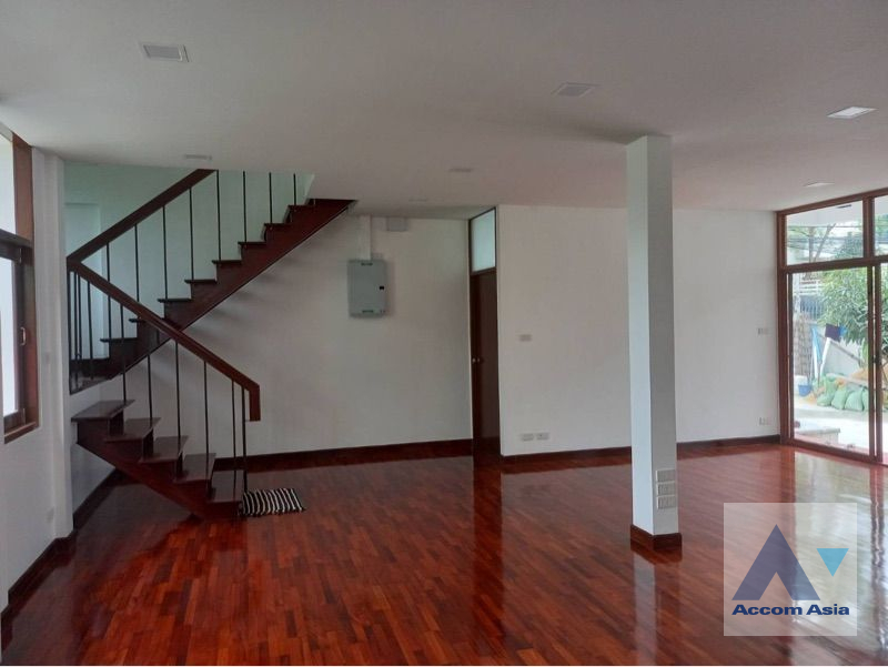  6 Bedrooms  House For Rent in Ratchadaphisek, Bangkok  (AA41862)