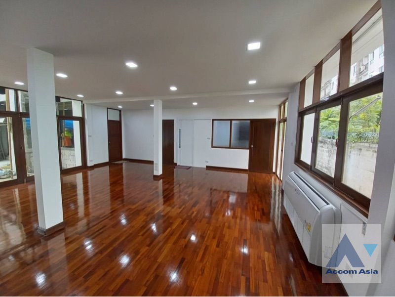  6 Bedrooms  House For Rent in Ratchadaphisek, Bangkok  (AA41862)