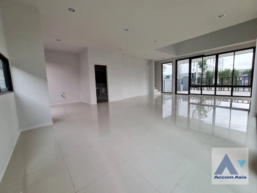  3 Bedrooms  Townhouse For Rent in Phaholyothin, Bangkok  (AA41866)