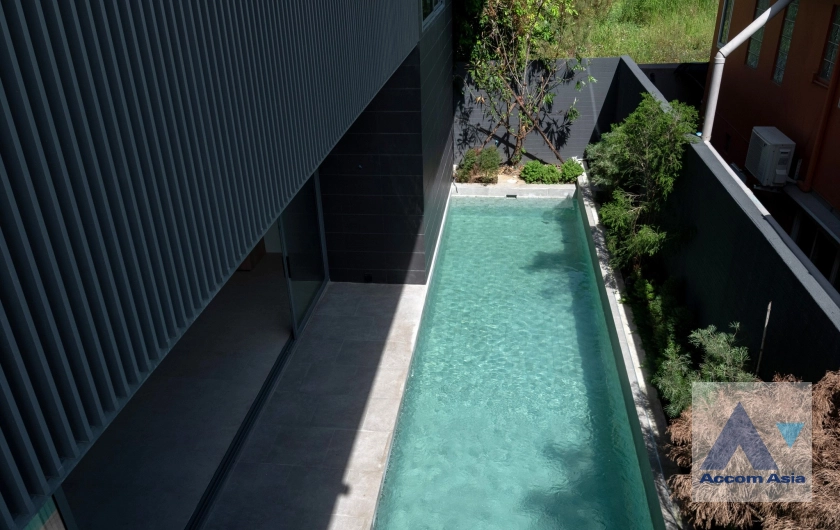 Private Swimming Pool |  5 Bedrooms  House For Sale in Sukhumvit, Bangkok  near BTS Phra khanong (AA41869)