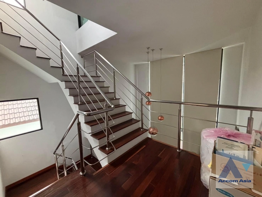  5 Bedrooms  Townhouse For Rent in Sukhumvit, Bangkok  near BTS Thong Lo (AA41874)