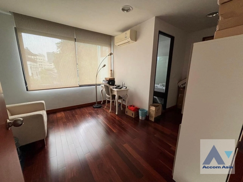  5 Bedrooms  Townhouse For Rent in Sukhumvit, Bangkok  near BTS Thong Lo (AA41874)