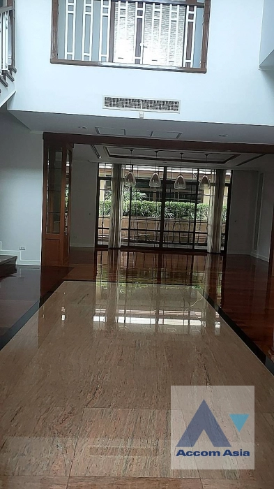  4 Bedrooms  House For Rent in Sukhumvit, Bangkok  near BTS Phra khanong (AA41875)