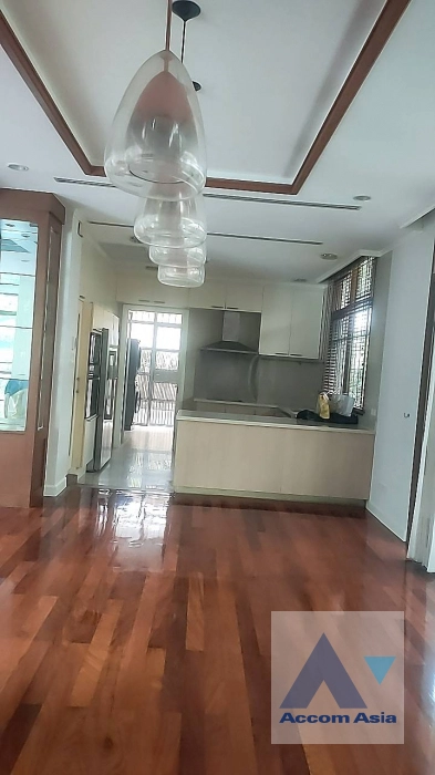  4 Bedrooms  House For Rent in Sukhumvit, Bangkok  near BTS Phra khanong (AA41875)