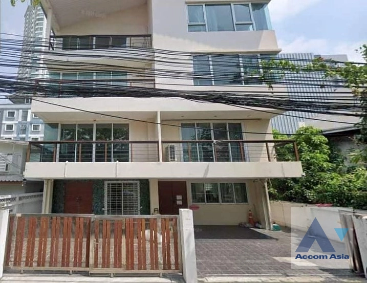  6 Bedrooms  House For Rent in Sathorn, Bangkok  near BTS Chong Nonsi (AA41877)