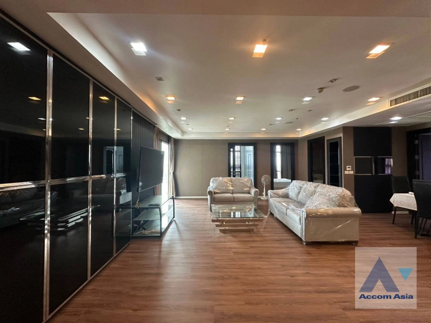  3 Bedrooms  Condominium For Rent in Sukhumvit, Bangkok  near BTS Ekkamai (AA41909)