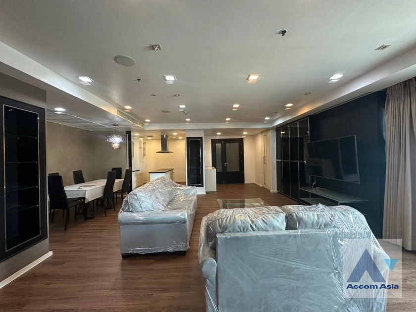  3 Bedrooms  Condominium For Rent in Sukhumvit, Bangkok  near BTS Ekkamai (AA41909)