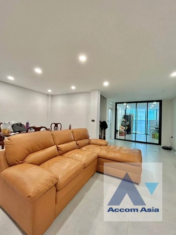 Home Office |  6 Bedrooms  House For Rent in Sathorn, Bangkok  near BTS Saphan Taksin (AA41917)