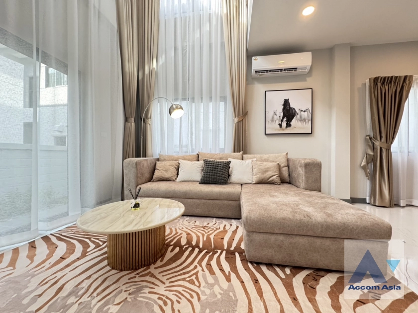 Fully Furnished |  4 Bedrooms  House For Rent in Samutprakan, Samutprakan  near BTS Bang Na (AA41934)