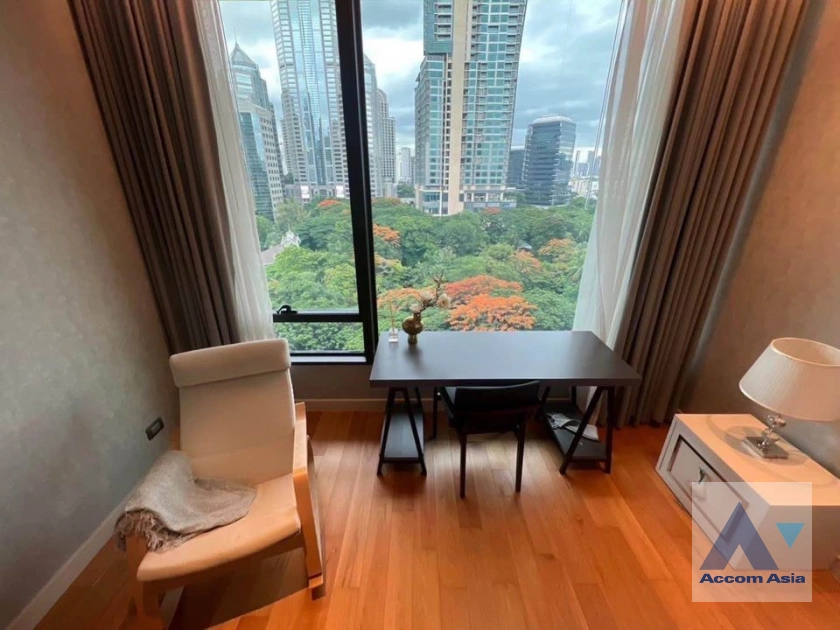  2 Bedrooms  Condominium For Rent in Ploenchit, Bangkok  near BTS Ratchadamri (AA41935)