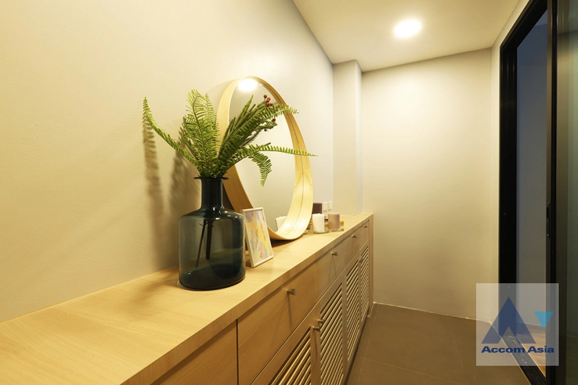  2 Bedrooms  Apartment For Rent in Sukhumvit, Bangkok  near BTS Asok (AA41944)