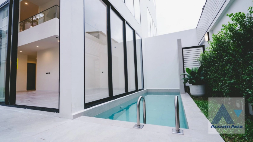 Private Swimming Pool |  3 Bedrooms  House For Sale in Sukhumvit, Bangkok  near BTS Punnawithi (AA41945)