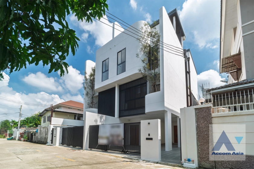 House For Sale in Sukhumvit, Bangkok Code AA41945