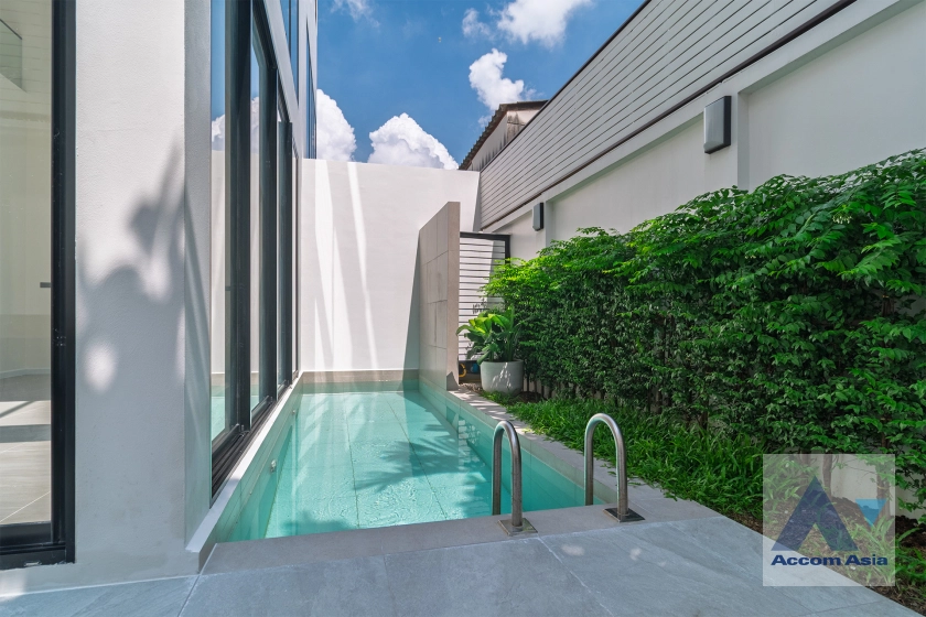 Private Swimming Pool |  3 Bedrooms  House For Sale in Sukhumvit, Bangkok  near BTS Punnawithi (AA41945)