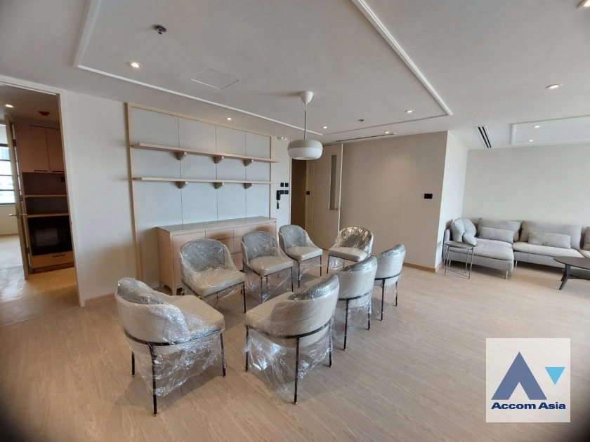  3 Bedrooms  Apartment For Rent in Sathorn, Bangkok  near BTS Sala Daeng - MRT Lumphini (AA41953)