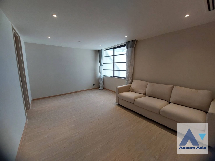  3 Bedrooms  Apartment For Rent in Sathorn, Bangkok  near BTS Sala Daeng - MRT Lumphini (AA41953)