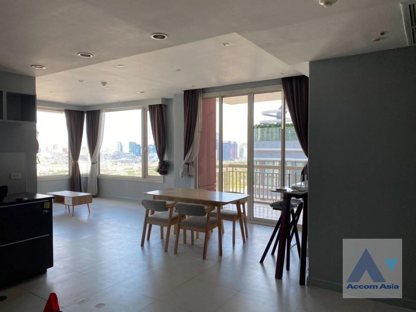 Pet friendly |  3 Bedrooms  Condominium For Rent in Ploenchit, Bangkok  near BTS Chitlom (AA41962)