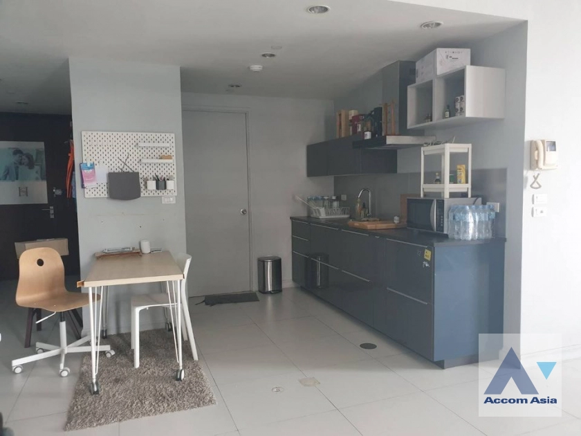 Pet friendly |  3 Bedrooms  Condominium For Rent in Ploenchit, Bangkok  near BTS Chitlom (AA41962)