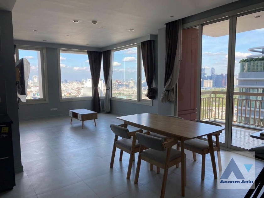 Pet friendly |  3 Bedrooms  Condominium For Rent in Ploenchit, Bangkok  near BTS Chitlom (AA41962)