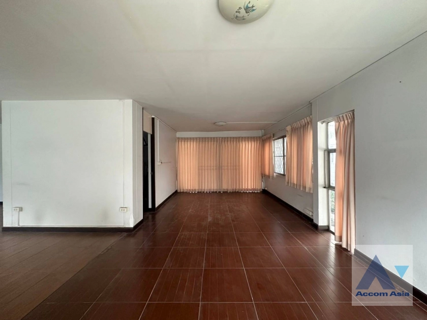  3 Bedrooms  House For Sale in Pattanakarn, Bangkok  near BTS On Nut (AA41965)