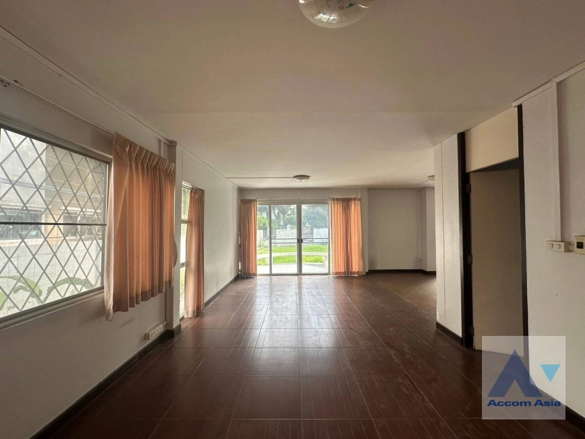  3 Bedrooms  House For Sale in Pattanakarn, Bangkok  near BTS On Nut (AA41965)