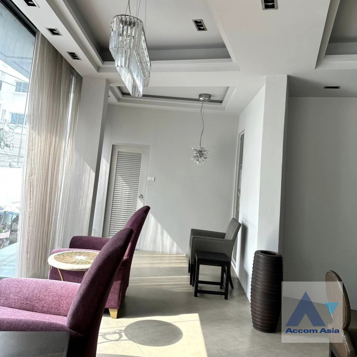  Building For Rent in Sukhumvit, Bangkok  near BTS Phrom Phong (AA41969)