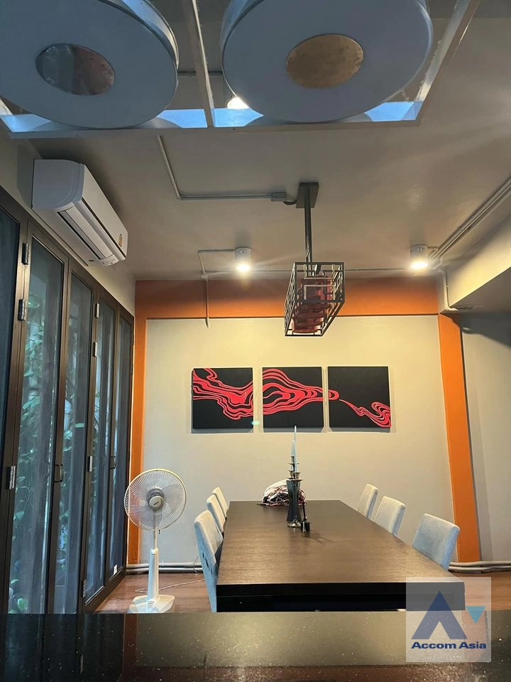 Pet friendly |  3 Bedrooms  Townhouse For Rent in Phaholyothin, Bangkok  near BTS Ari (AA41974)