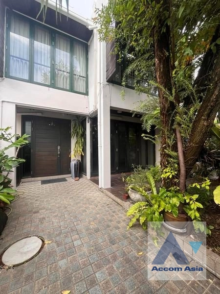 Pet friendly |  3 Bedrooms  Townhouse For Rent in Phaholyothin, Bangkok  near BTS Ari (AA41974)