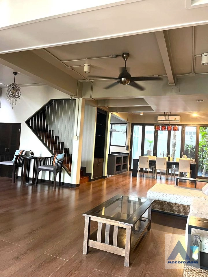 Pet friendly |  3 Bedrooms  Townhouse For Rent in Phaholyothin, Bangkok  near BTS Ari (AA41974)