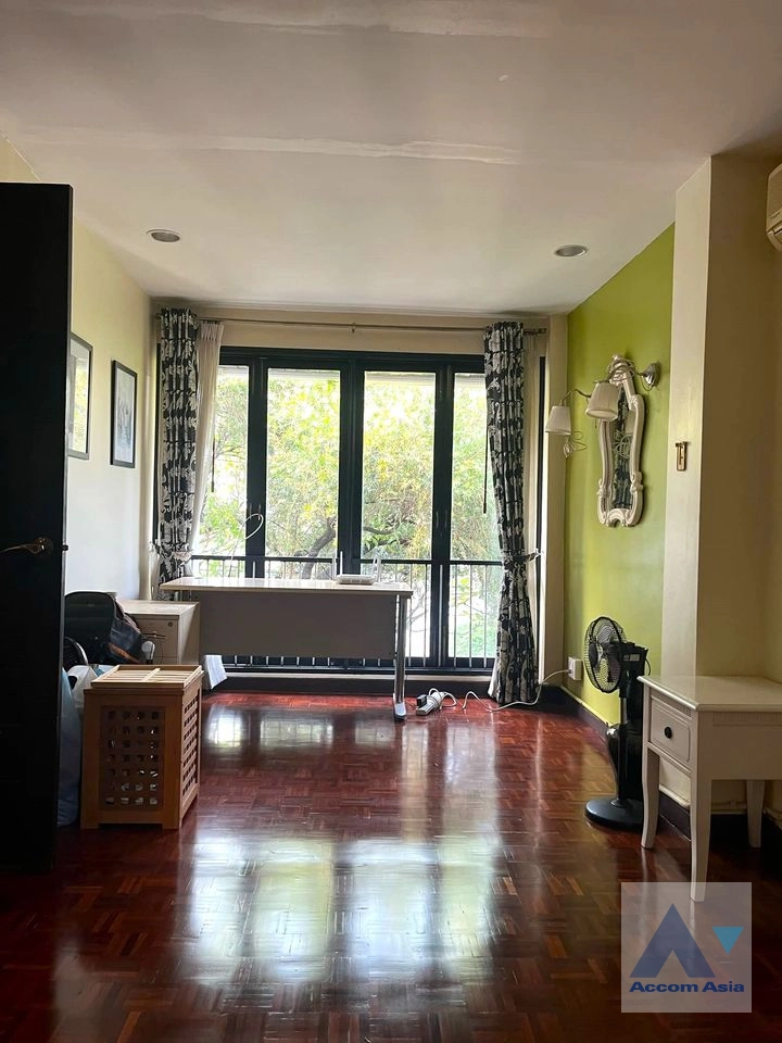 Pet friendly |  3 Bedrooms  Townhouse For Rent in Phaholyothin, Bangkok  near BTS Ari (AA41974)