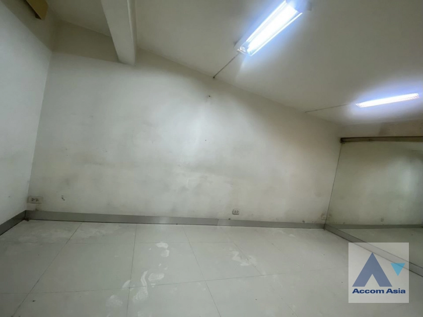  1  Building For Rent in sukhumvit ,Bangkok BTS Udomsuk AA42010