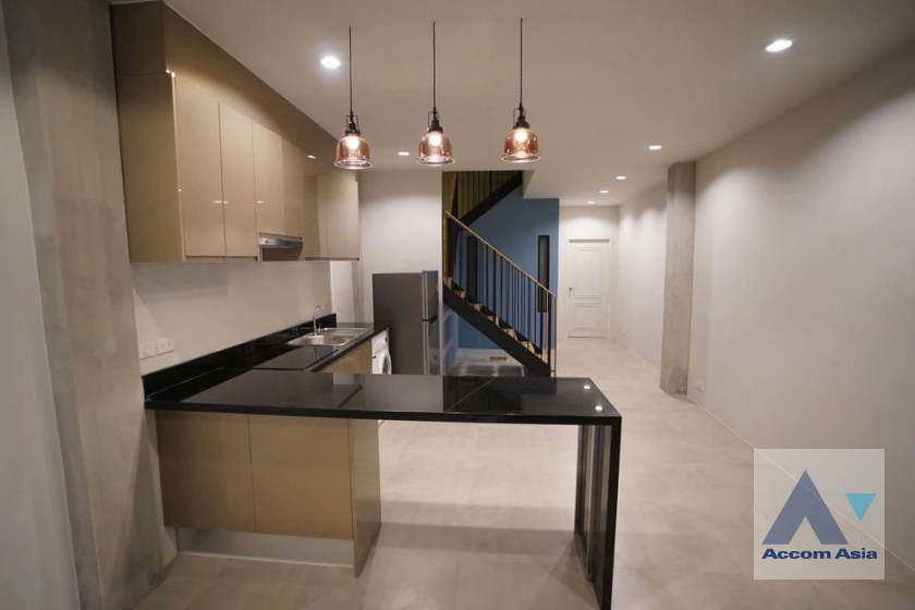 Pet friendly |  3 Bedrooms  Townhouse For Rent in Sukhumvit, Bangkok  near BTS Ekkamai (AA42044)