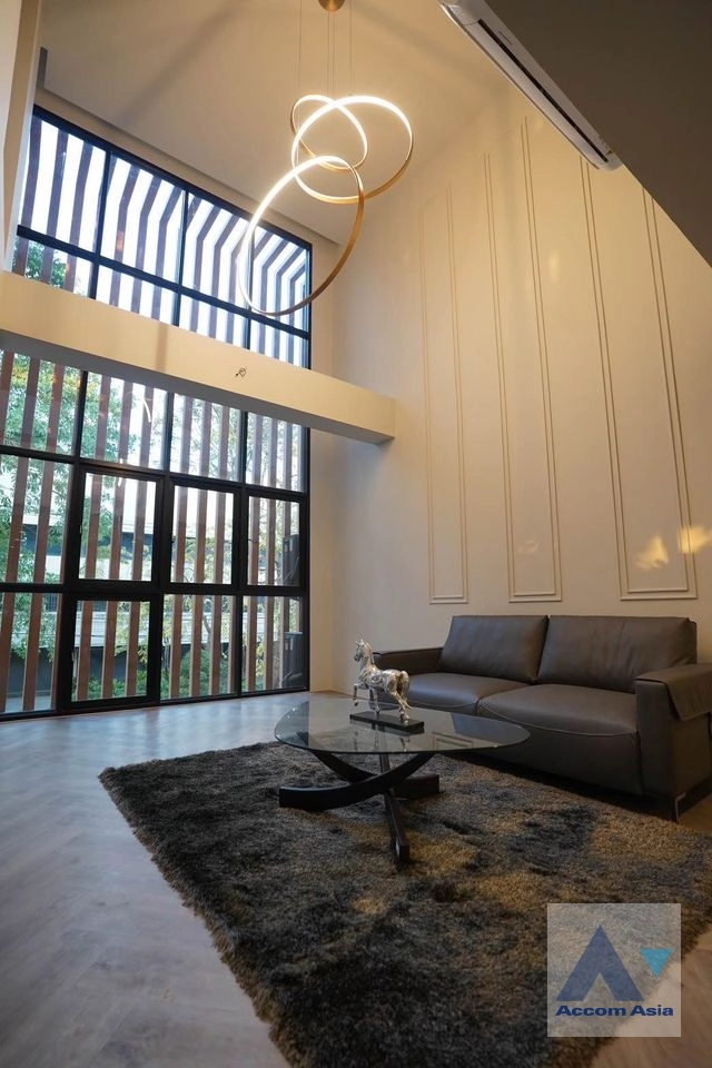 Pet friendly |  3 Bedrooms  Townhouse For Rent in Sukhumvit, Bangkok  near BTS Ekkamai (AA42044)