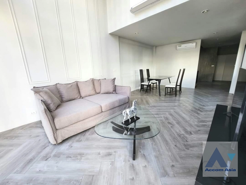 Pet friendly |  3 Bedrooms  Townhouse For Rent in Sukhumvit, Bangkok  near BTS Ekkamai (AA42044)