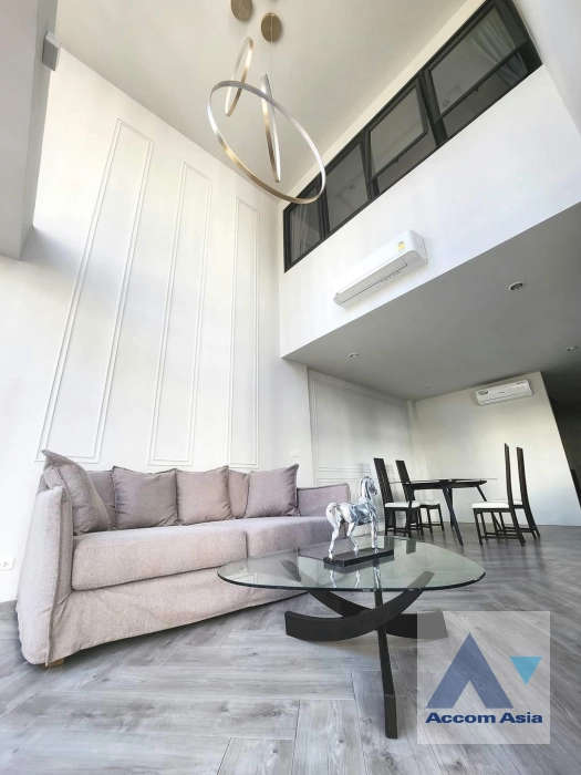 Pet friendly |  3 Bedrooms  Townhouse For Rent in Sukhumvit, Bangkok  near BTS Ekkamai (AA42044)