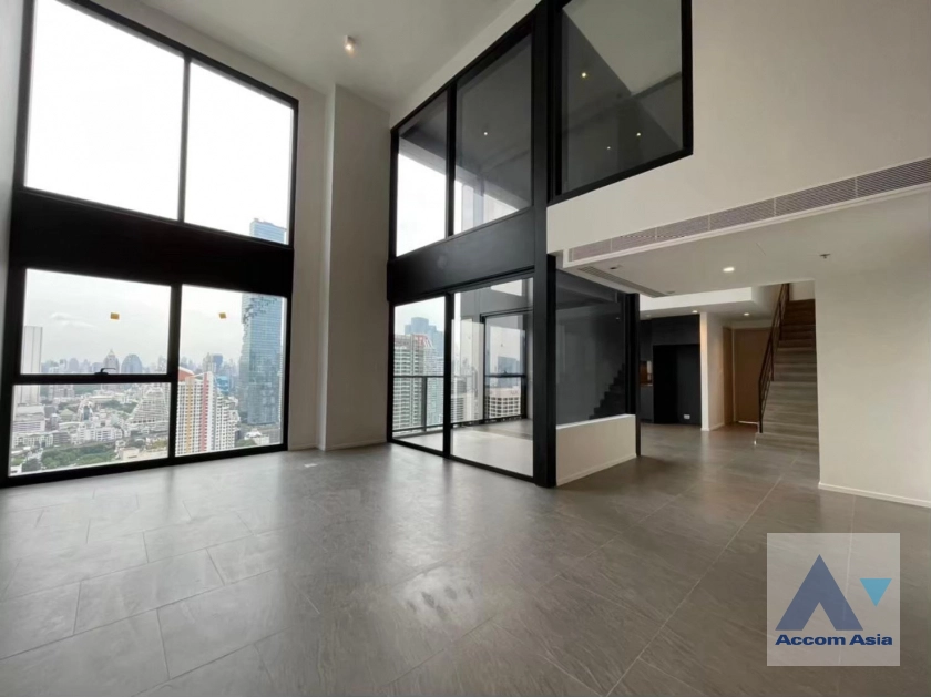  2 Bedrooms  Condominium For Rent in Silom, Bangkok  near BTS Surasak (AA42045)