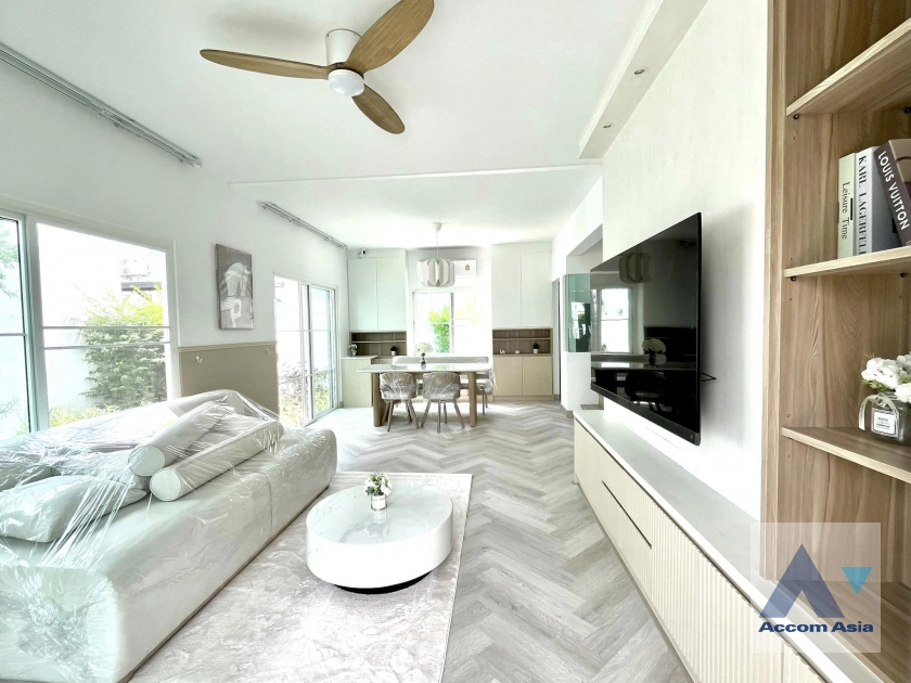 Fully Furnished, Pet friendly |  3 Bedrooms  Townhouse For Rent in Samutprakan, Samutprakan  (AA42050)