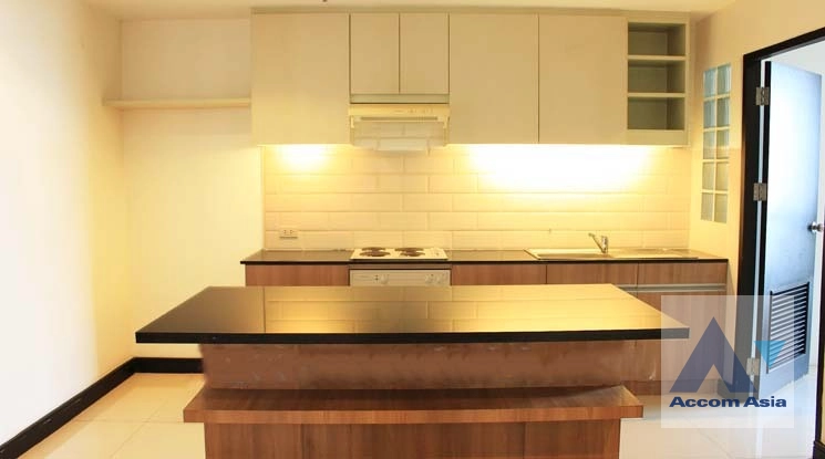  2 Bedrooms  Apartment For Rent in Sukhumvit, Bangkok  near BTS Ekkamai (AA42053)