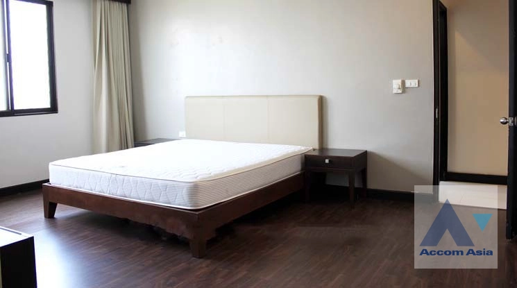  2 Bedrooms  Apartment For Rent in Sukhumvit, Bangkok  near BTS Ekkamai (AA42053)