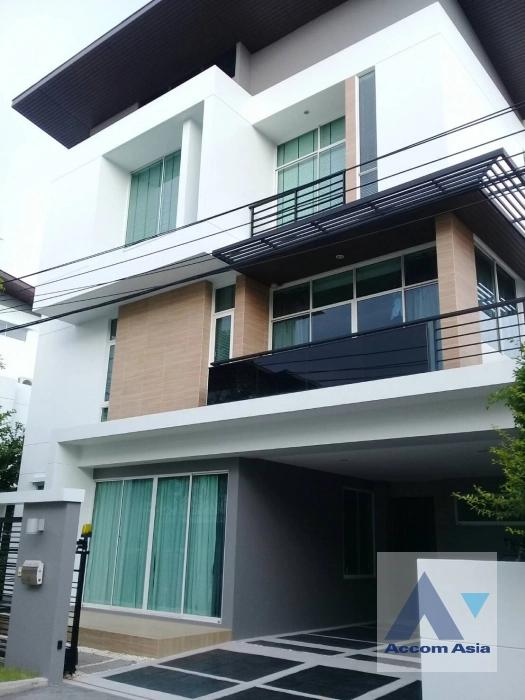 Pet friendly |  3 Bedrooms  House For Rent in Latkrabang, Bangkok  near ARL Ban Thap Chang (AA42065)