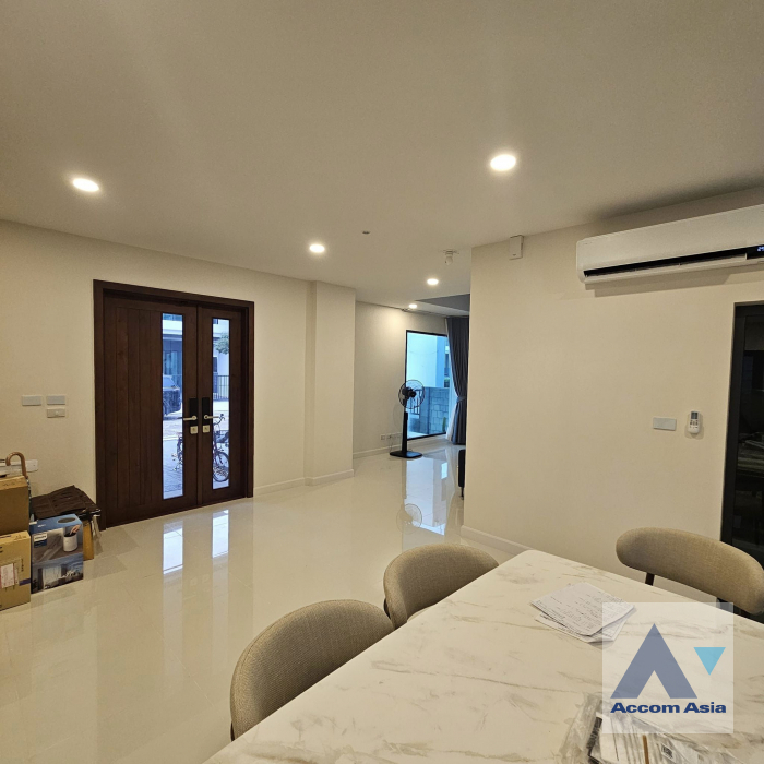  4 Bedrooms  House For Rent in Latkrabang, Bangkok  near ARL Ban Thap Chang (AA42081)