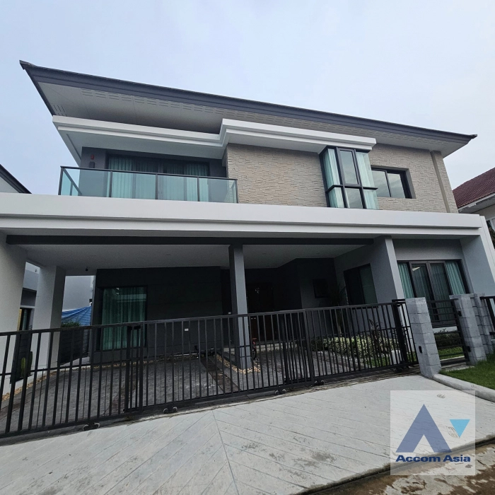  4 Bedrooms  House For Rent in Latkrabang, Bangkok  near ARL Ban Thap Chang (AA42081)