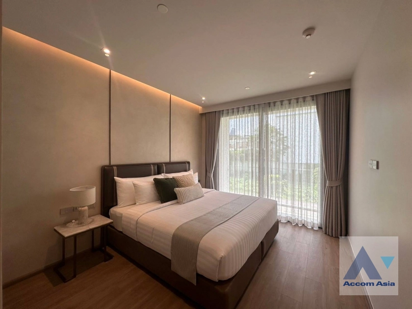  3 Bedrooms  Apartment For Rent in Sukhumvit, Bangkok  near BTS Phrom Phong (AA42098)