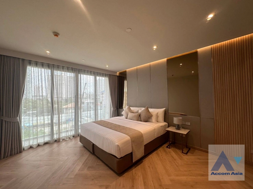  3 Bedrooms  Apartment For Rent in Sukhumvit, Bangkok  near BTS Phrom Phong (AA42099)