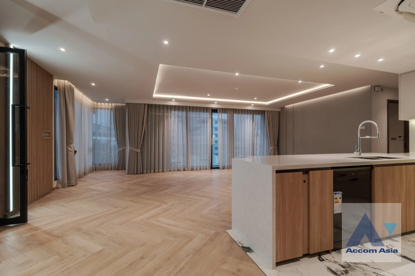  3 Bedrooms  Apartment For Rent in Sukhumvit, Bangkok  near BTS Phrom Phong (AA42099)