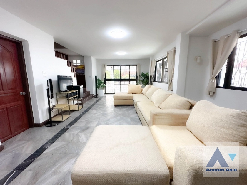  3 Bedrooms  Townhouse For Rent in Sukhumvit, Bangkok  near BTS Udomsuk (AA42104)