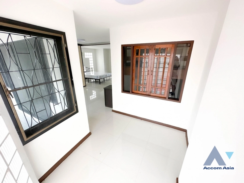  3 Bedrooms  Townhouse For Rent in Sukhumvit, Bangkok  near BTS Udomsuk (AA42104)